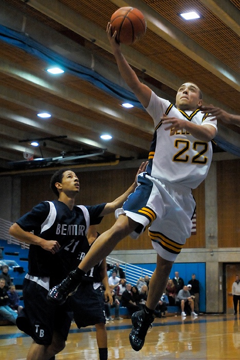 Wolverine guard Aaron Bright (22) drives to the basket against Todd Beamer High School at Bellevue College on Saturday. Bellevue won 66-51.