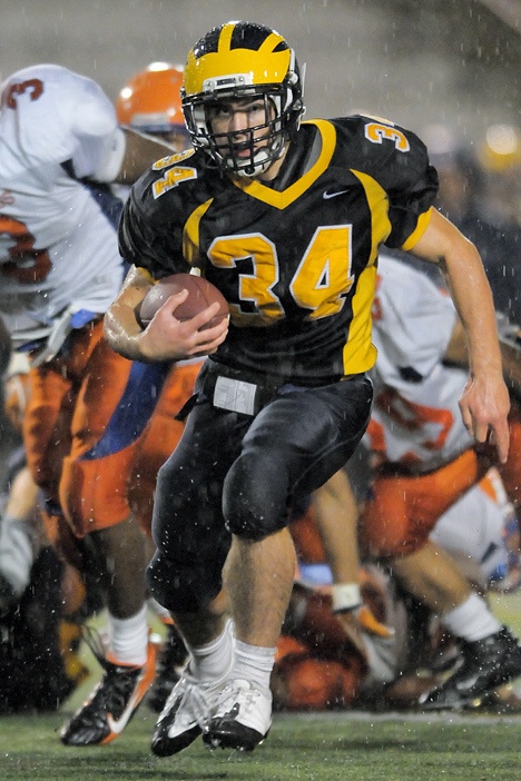 Wolverine RB Joey Mangialardi (34) breaks free for a first half touchdown run in a first round playoff game against Rainier Beach at Bellevue on Friday.