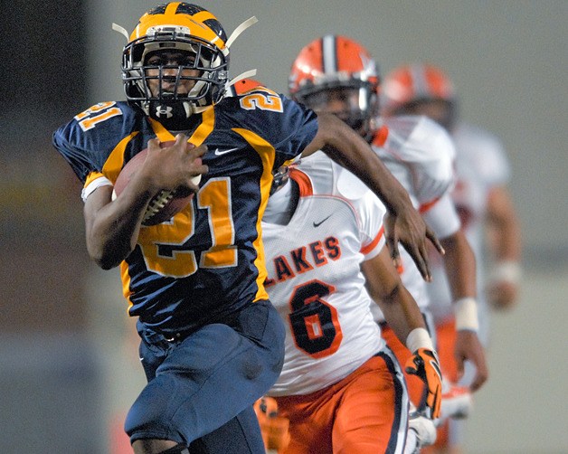 Wolverine RB Myles Jack (21) breaks free for a touchdown run against Lakes at the Tacoma Dome on Friday. Bellevue won 35-7 advancing to the 3A title game in December 4.