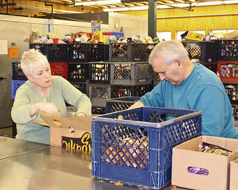 Hopelink food bank volunteers