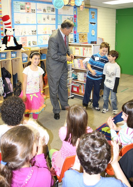 Rep. Jay Inslee (D-First) talks to students at the Jewish Day School in Bellevue about the various institutions in government.