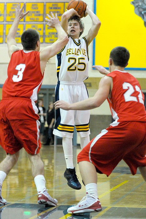 Wolverine guard Will Locke (25) pulls up for a jump shot against the Wildcat defense at Bellevue on Friday. Bellevue beat Mount Si 64-52.