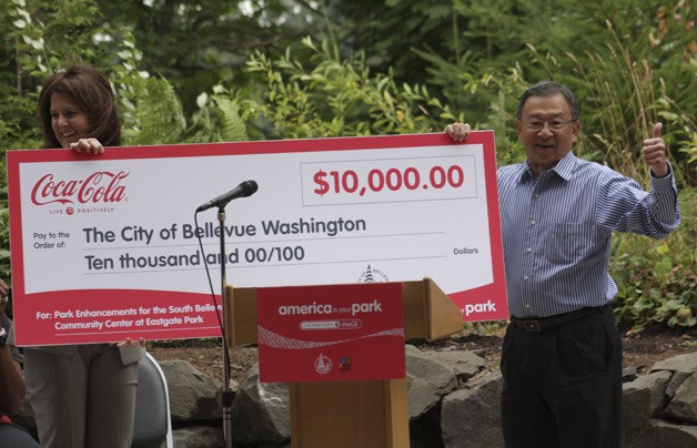 Bellevue Deputy Mayor Conrad Lee is presented with a $10