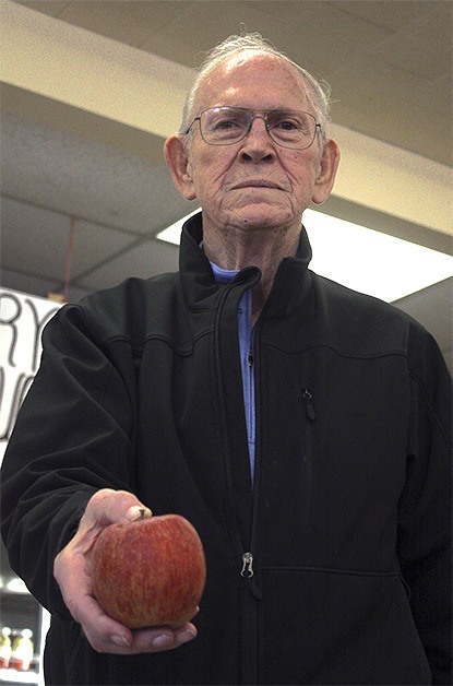 Long-time Bellevue produce salesman Bill Pace will close his store in the Newport Hills Shopping Center at the end of April