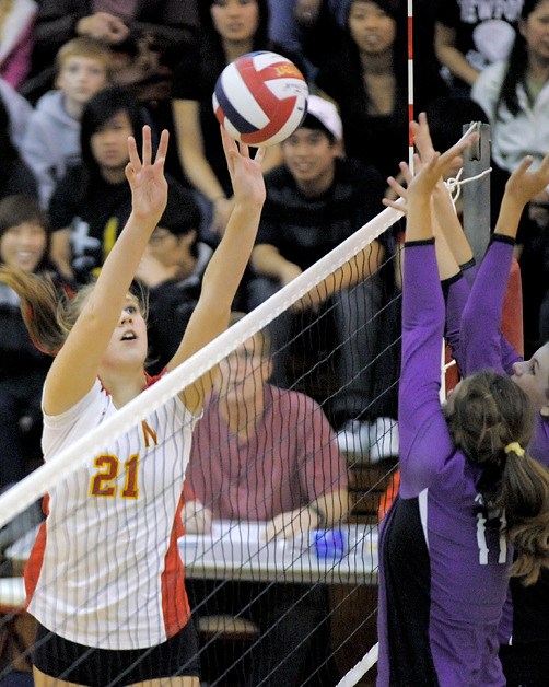 Knight MB Casey Schoenlein (21) returns a volley against Issaquah at Newport on Monday.