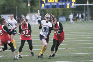 Bellevue’s Jamie Bryce (6) is pursued by Snohomish players Sarah Courtney (40) and Alyssa Retallick (50)