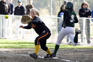 Fumiko Yarita / Bellevue Reporter Newport’s Kielie Hillard waits for the ball as an Issaquah player reaches the bag.