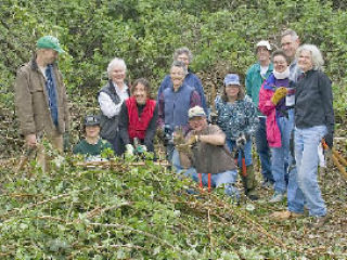 Project Manager Jim Rettig (kneeling with clippers) and Eastside Audubon Executive Director Jan McGruder (behind Retting in hat) with some of the volunteers.