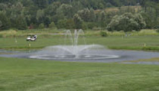 The 18th hole ends with a shot over a large fountain.
