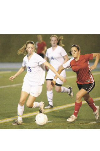 Bellevue’s Alli Cahill tries to weave through the Mount Si defense in Wendesday’s 3-2 loss to Mount Si. The Wolverines had won the last three meetings between the teams.