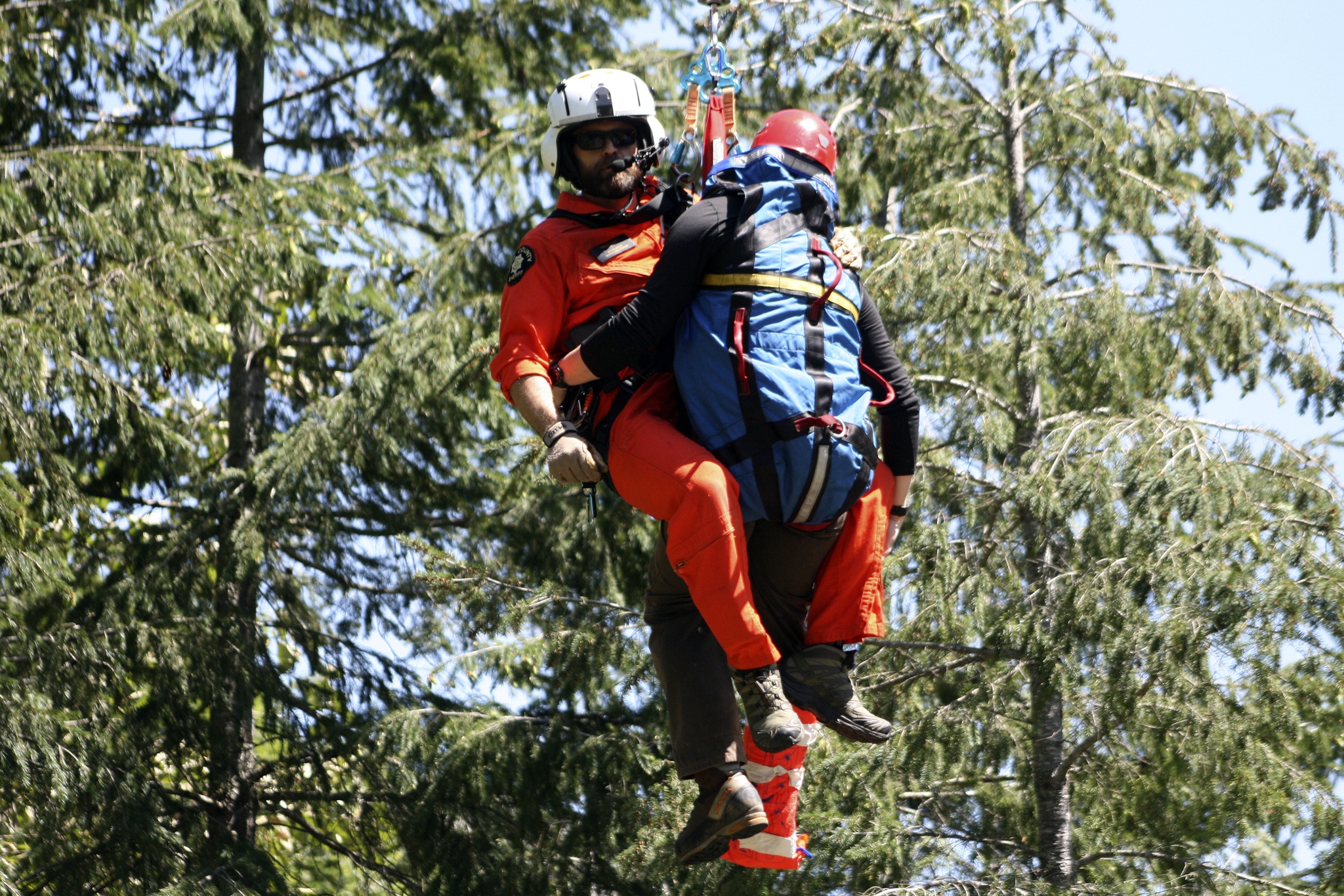 A deputy hoists a mock injury victim to safety during a recent King County Sheriff’s Office Search and Rescue training session. Photo courtesy of AARON KUNKLER/Kirkland Reporter