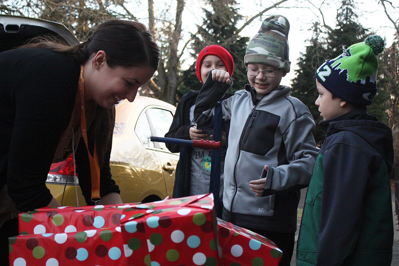 670 Bellevue kids get gift of Christmas | Photos