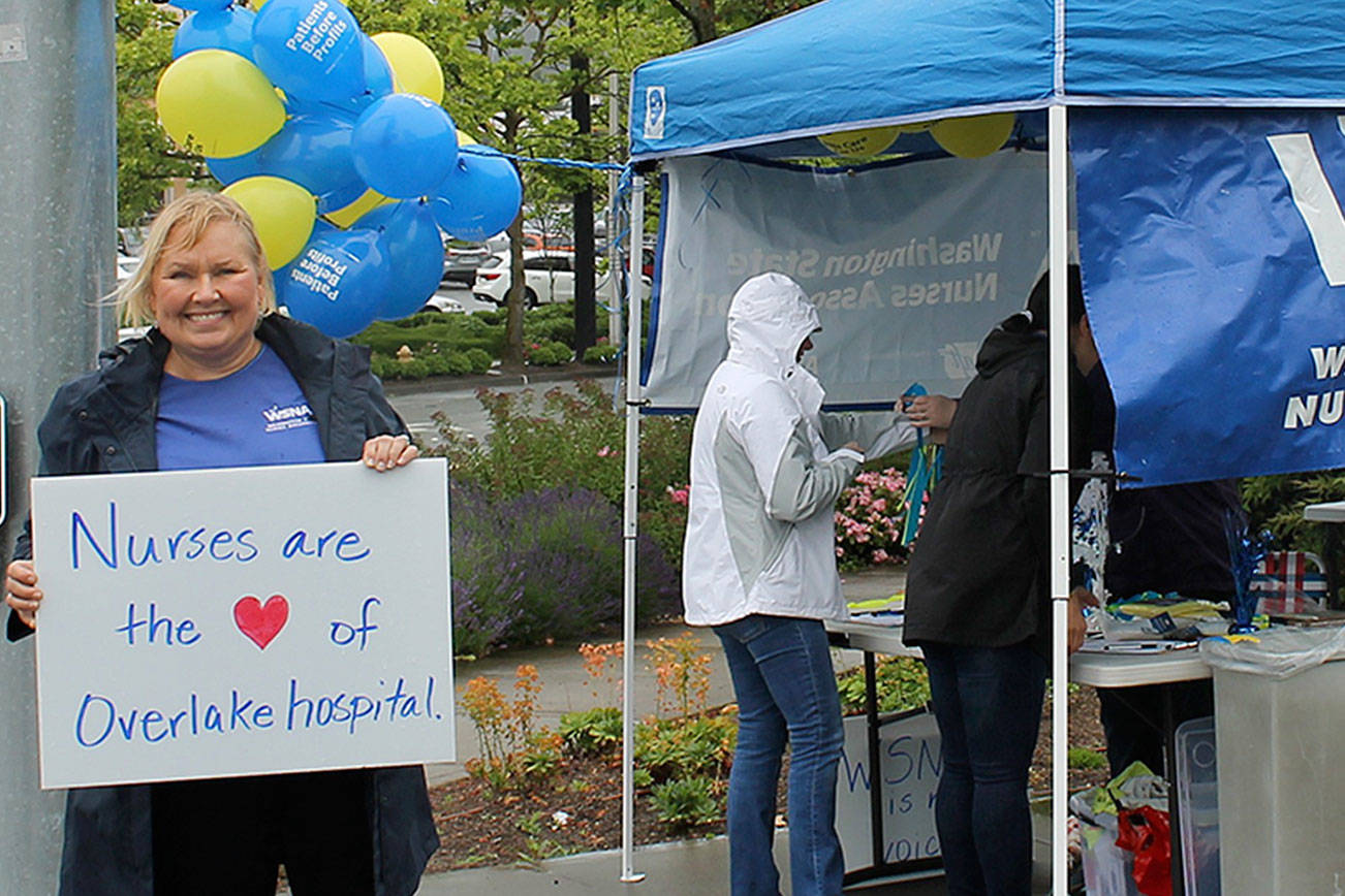 Bellevue Overlake Hospital nurses rally on I-405 overpass for safe patient care