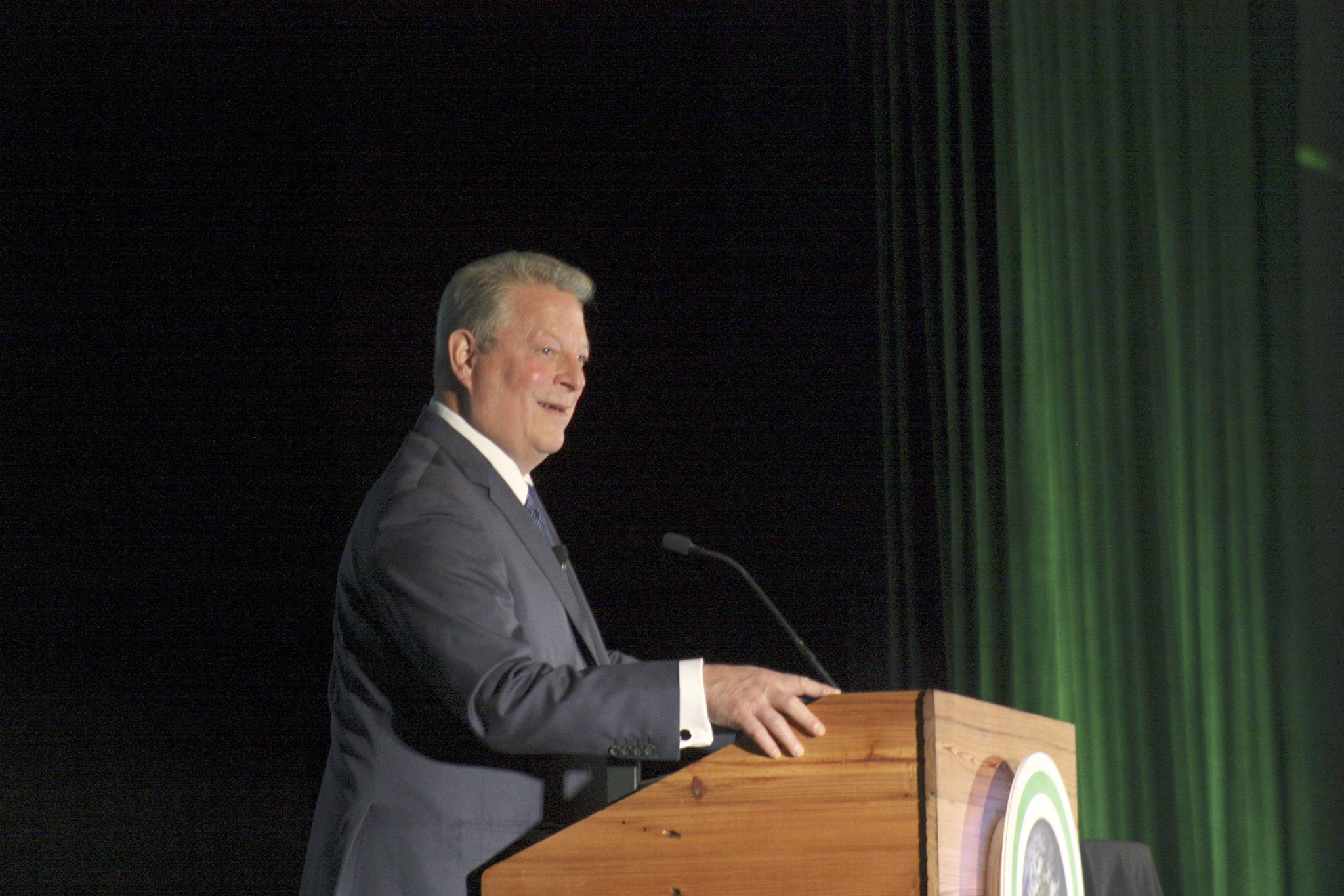Former Vice President Al Gore and Climate Reality group train 800 leaders