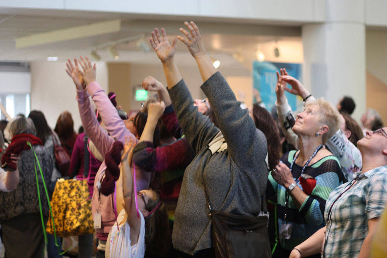 Attendees gather to catch falling skeins of yarn in the “yarn drop.” Steve Schneider/Vogue Knitting LIVE