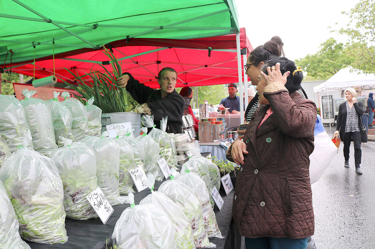 Customers came to Bellevue Farmers Market opening day despite the rain. Stephanie Quiroz/staff photo