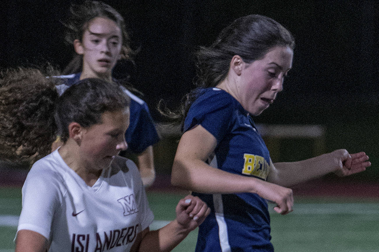 Bellevue scores late equalizer in draw against Mercer Island