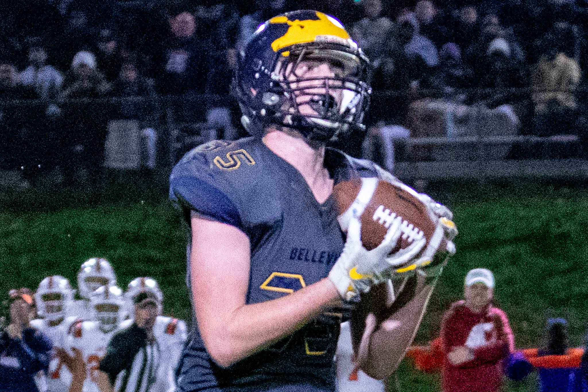 Bellevue airs it out in 31-14 victory over Lakes