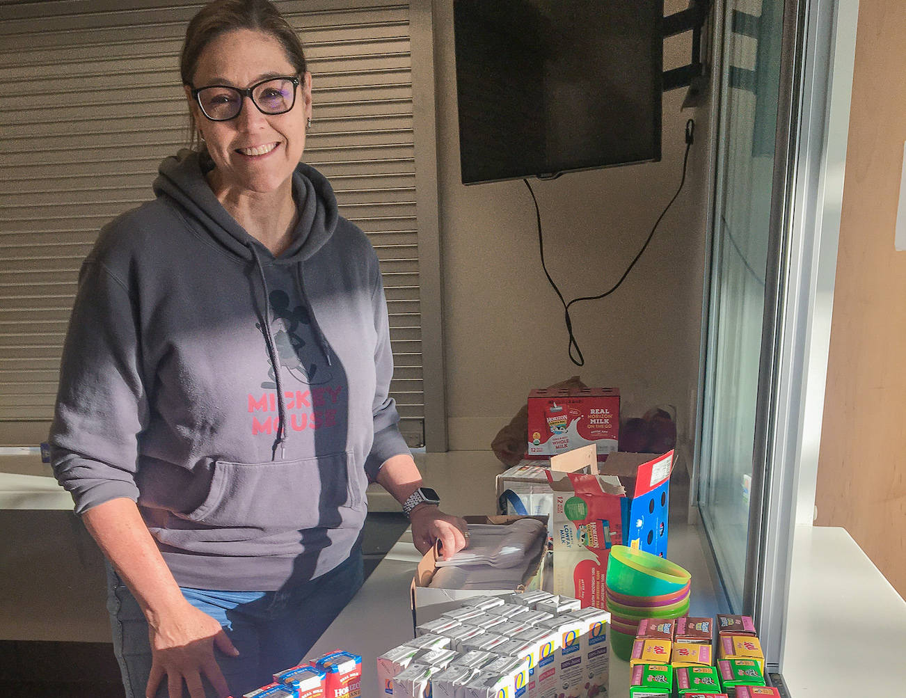 Bellevue School District (BSD) staffer Lori Schrader Hanson assisting food-service efforts Monday, March 16. Photo courtesy BSD