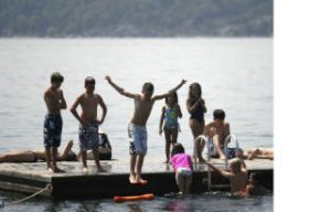 Fumiko Yarita / Bellevue Reporter Kids take advantage of the hot