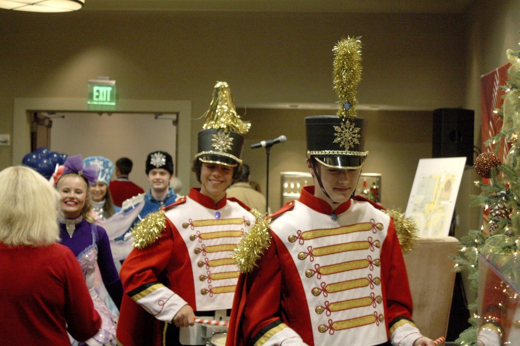 Seahawks Michael Bennett visits Bellevue as Santa | Photos