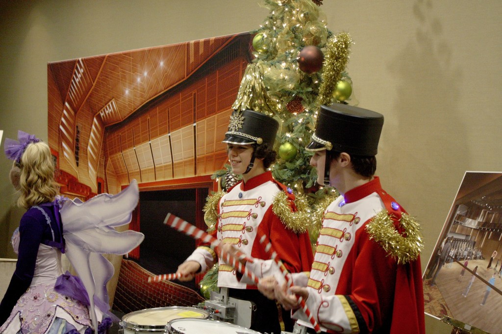Seahawks Michael Bennett visits Bellevue as Santa | Photos