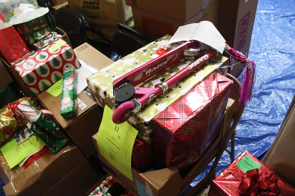 670 Bellevue kids get gift of Christmas | Photos
