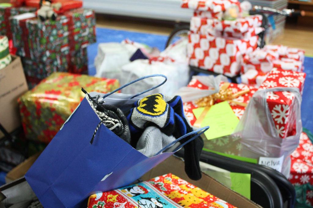 670 Bellevue kids get gift of Christmas | Photos