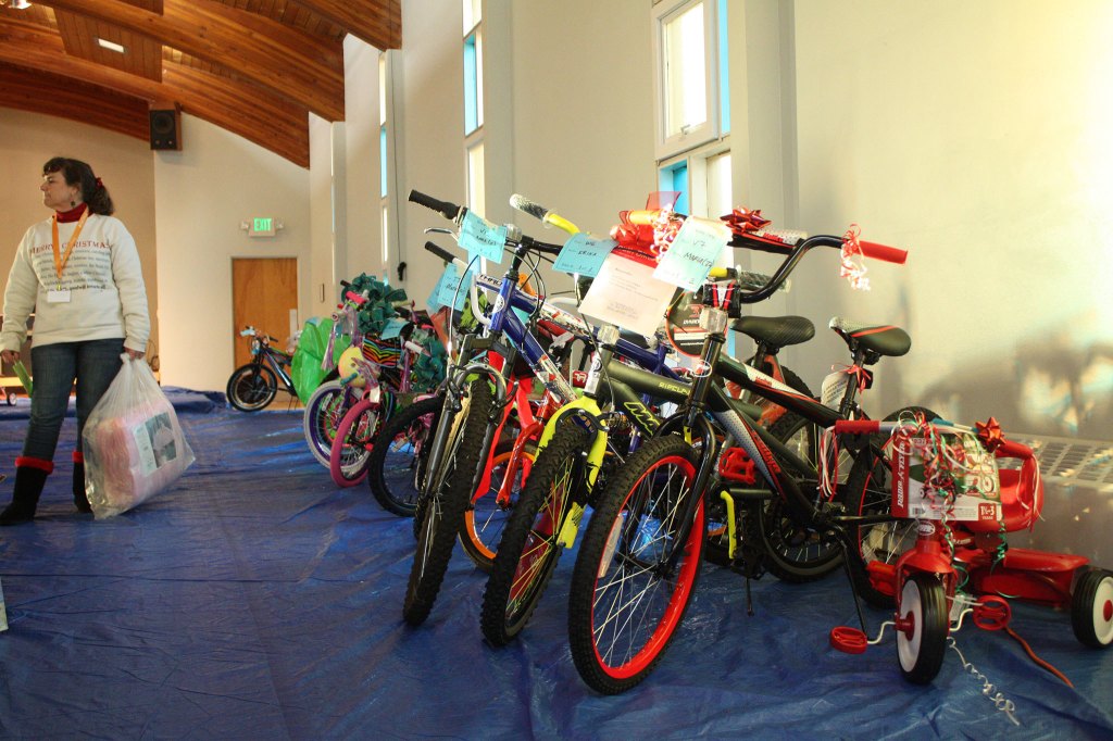 670 Bellevue kids get gift of Christmas | Photos