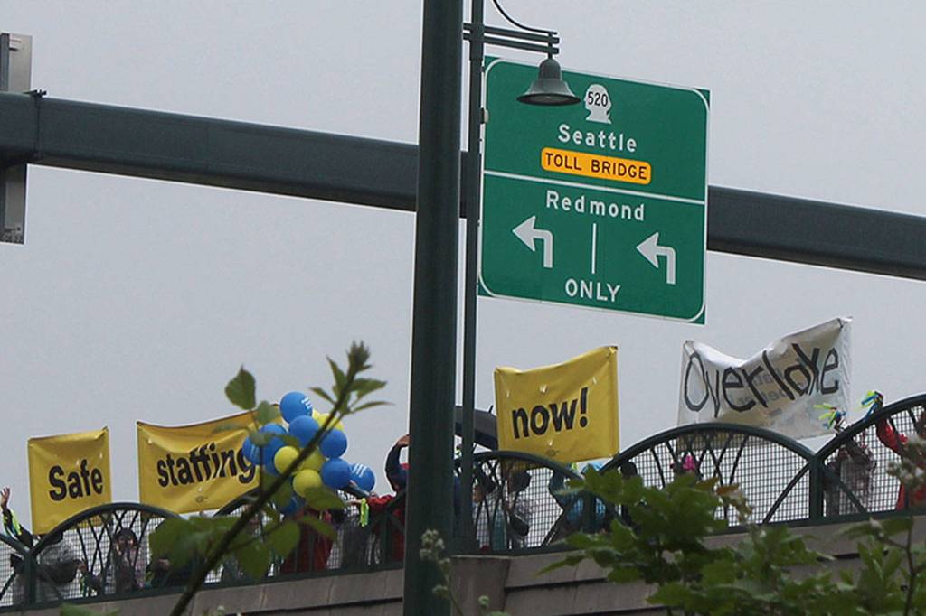 Bellevue Overlake Hospital nurses rally on I-405 overpass for safe patient care