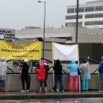 Bellevue Overlake Hospital nurses rally on I-405 overpass for safe patient care
