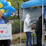 Bellevue Overlake Hospital nurses rally on I-405 overpass for safe patient care