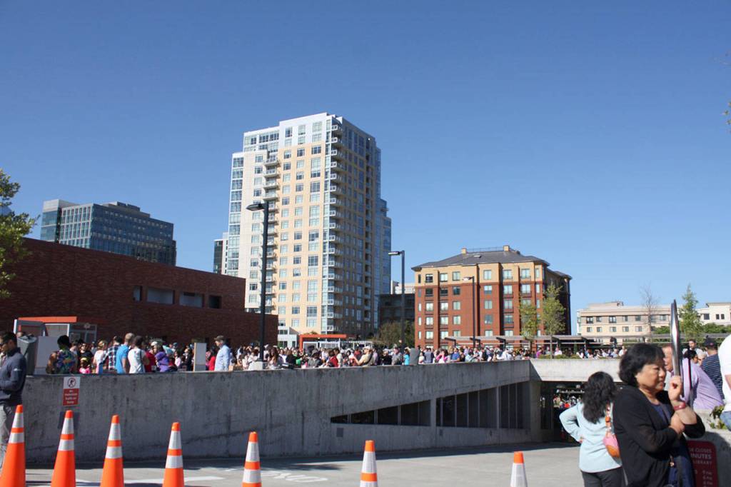 Hundreds view total solar eclipse in Downtown Bellevue | Photos