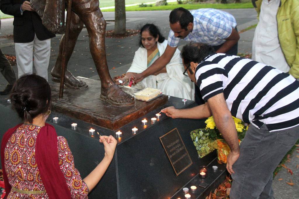 Group holds Bellevue candlelight vigil to honor Las Vegas shooting victims