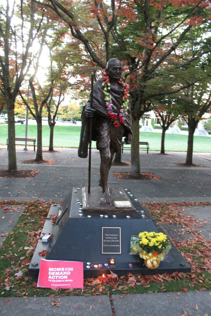 Group holds Bellevue candlelight vigil to honor Las Vegas shooting victims