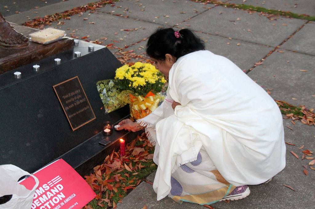 Group holds Bellevue candlelight vigil to honor Las Vegas shooting victims