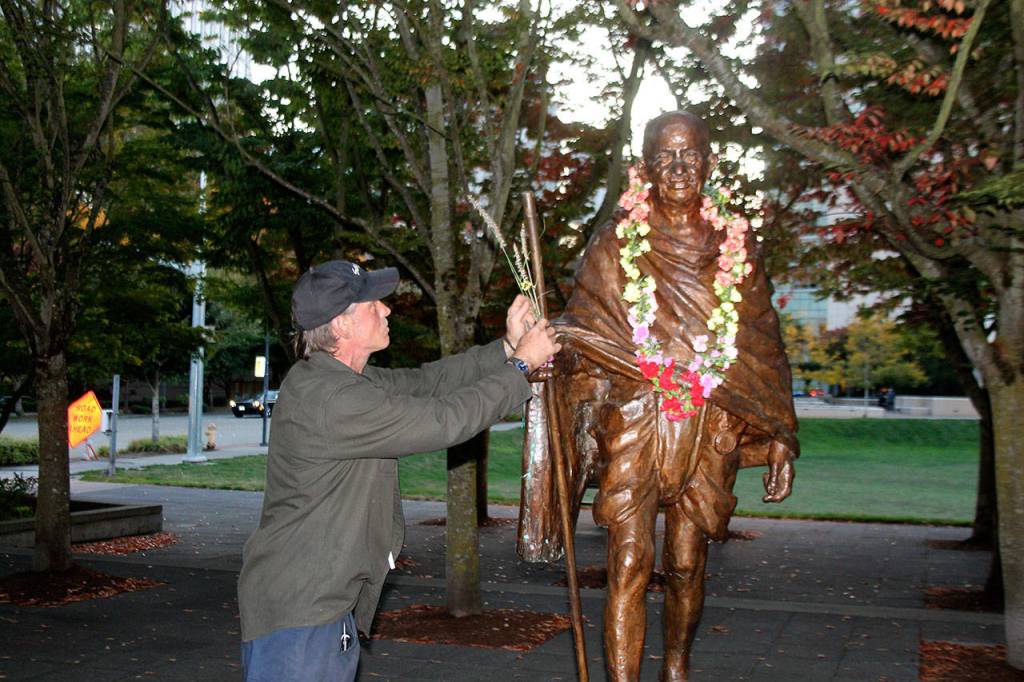 Group holds Bellevue candlelight vigil to honor Las Vegas shooting victims