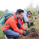 Penjor Ngudup and his daughter Samaya plant a rose bush at Lewis Creek Park for Earth Day on April 20. Stephanie Quiroz/staff photo