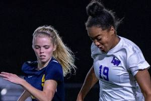 Bellevue girls soccer falls to Lake Washington, 2-0