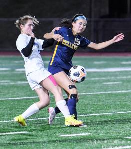 Bellevue senior Arin Oh (#15) controls the ball against Bishop Blanchets senior Charlotte Gallaudet (#2). November 12, 2022. Courtesy of Stephanie Ault Justus.