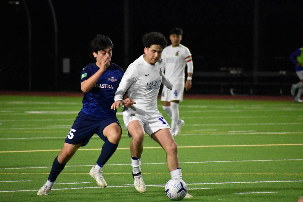 A Hazen and Lindbergh soccer player battle for the ball at Renton Memorial Stadium. Ben Ray / The Reporter