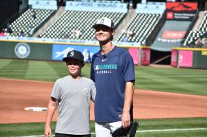 Kade Anderson and his brother Carter during Mariners batting practice. Photo by Ben Ray / Sound Publishing