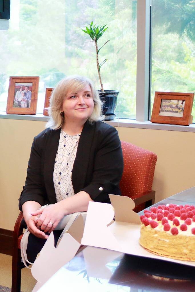 Photos by Keelin Everly-Lang / the Mirror
Iryna Kornychuk baked a traditional honey cake for Mayor Jim Ferrell in appreciation for his letter of support for her to be able to travel to Ukraine.